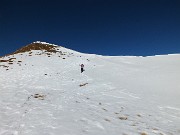 30 Salendo verso l'anticima del Monte Muggio